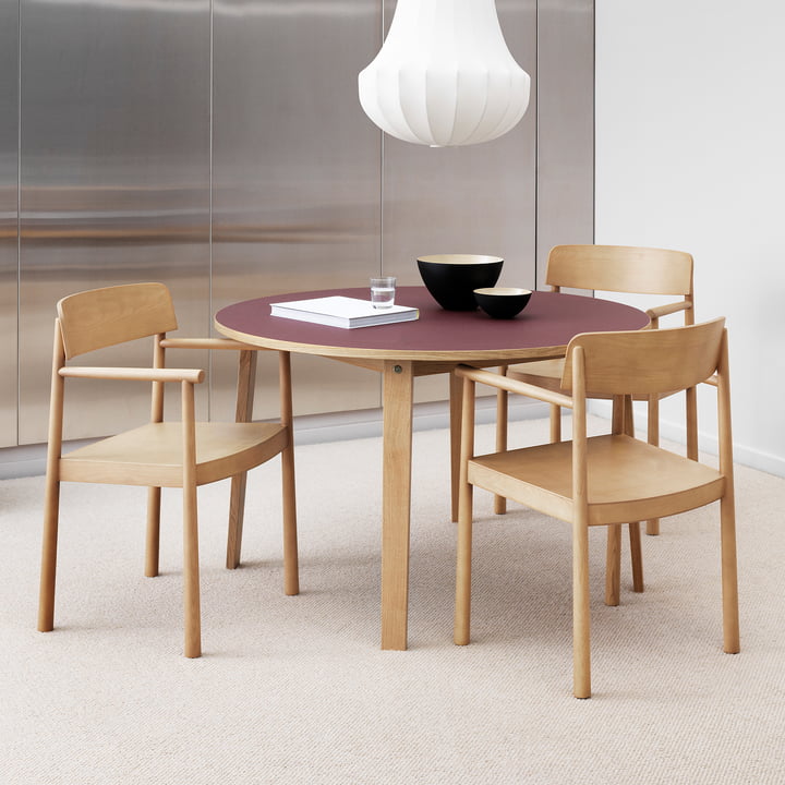 De Timb fauteuil van Normann Copenhagen aan de ronde eettafel.