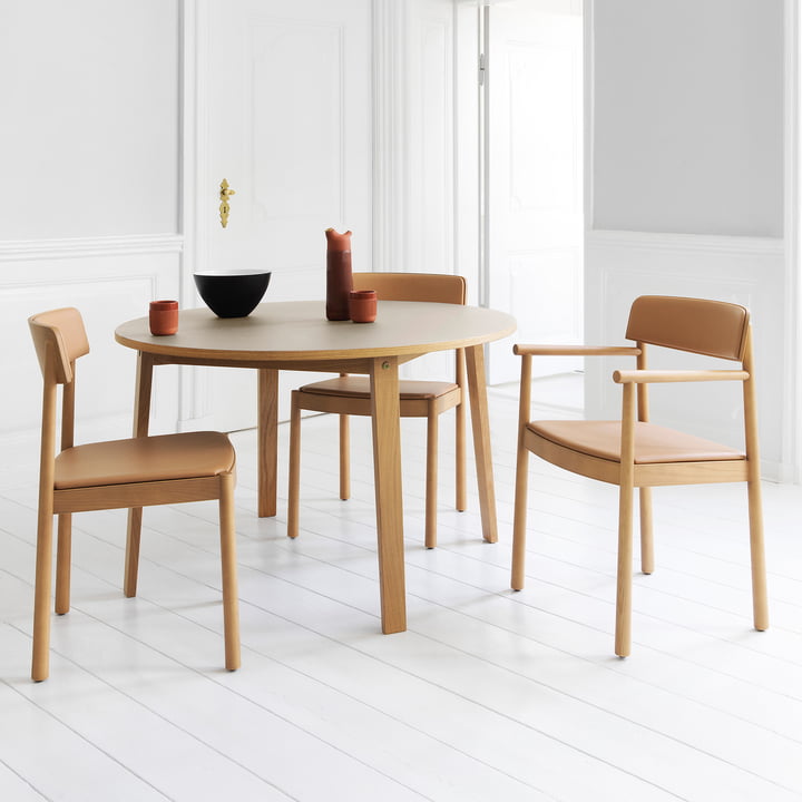 De Timb fauteuil van Normann Copenhagen past in het interieur.