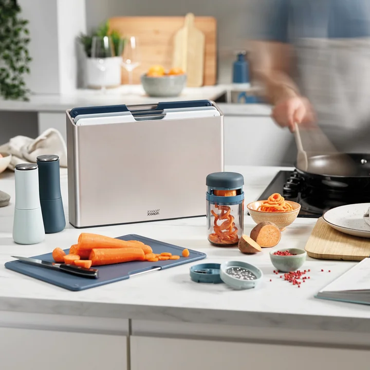 De messen kunnen worden opgeborgen in de Spiro Spiraalsnijder van Joseph Joseph kan worden opgeborgen