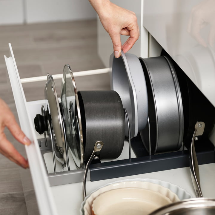 Deksels, potten en ovenschalen passen in de DrawerStore cookware organizer van Joseph Joseph