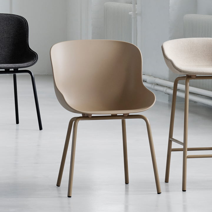 De monochrome Hyg Chair van Normann Copenhagen heeft een rustig effect.