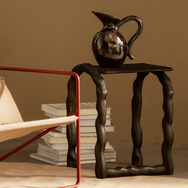 De Verso karaf door fermen Leven op een rustieke bijzettafel