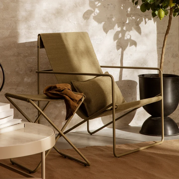 De Desert Lounge Chair, kruk en kussen van Ferm Living passen zich aan elke sfeer aan.