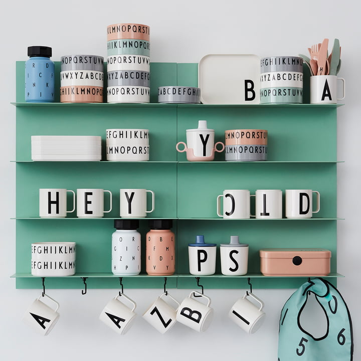 Schaaltjes, bekertjes, blikjes en flesjes van Design Letters op een wandplank