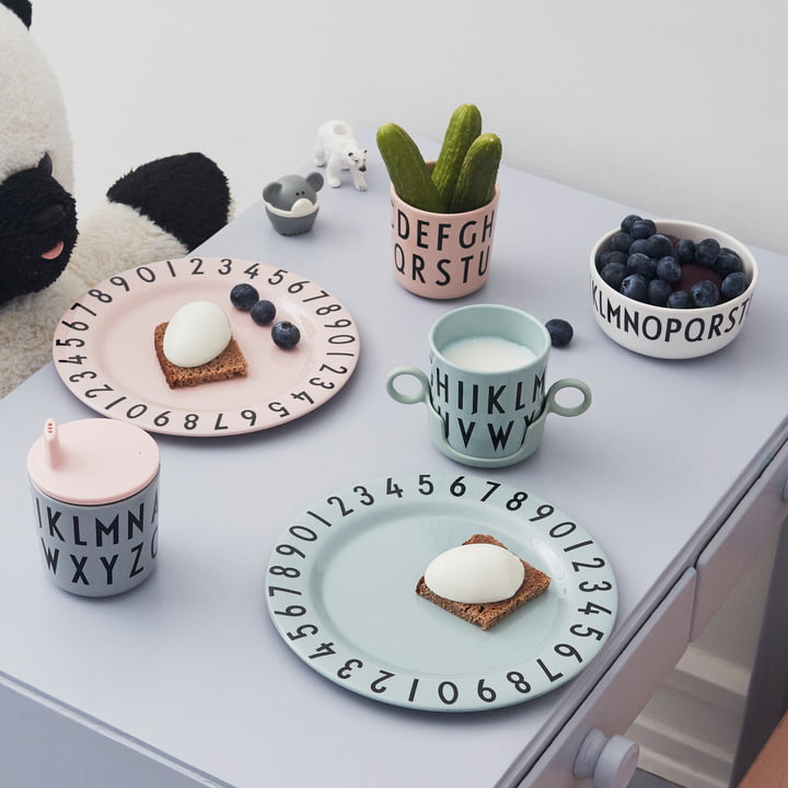 Met het servies van Design Letters leren de kleintjes het alfabet en hebben ze plezier tijdens het eten.