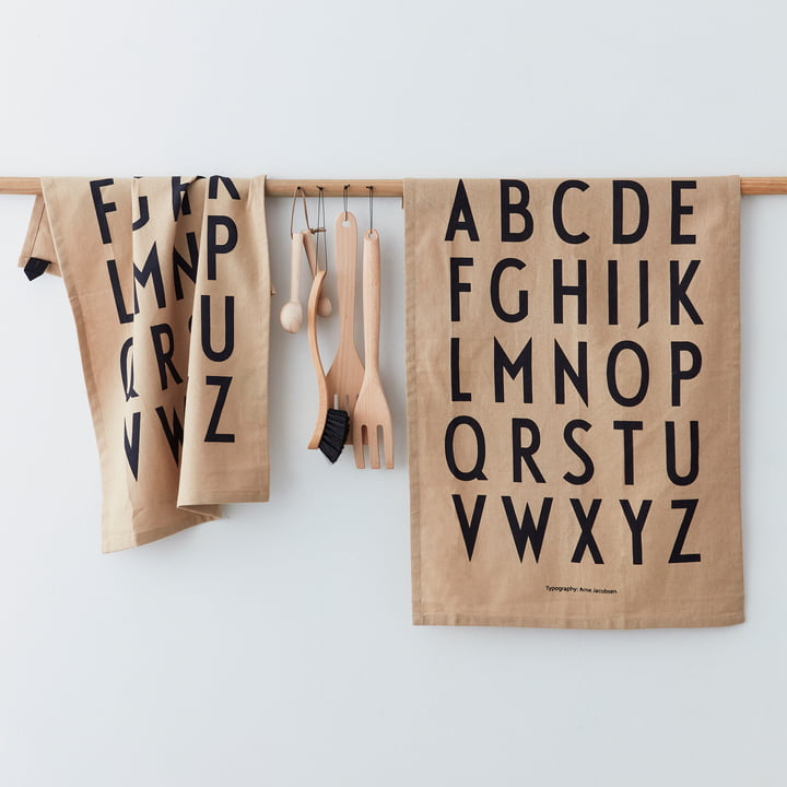 De Classic theedoek van Design Letters op een paal