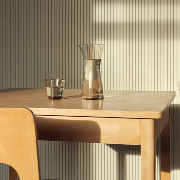 De Kartio Karaf van Iittala op houten eettafel