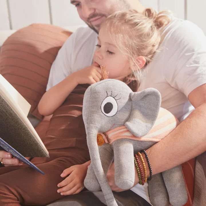 De gebreide knuffel olifant Ramboline van OYOY