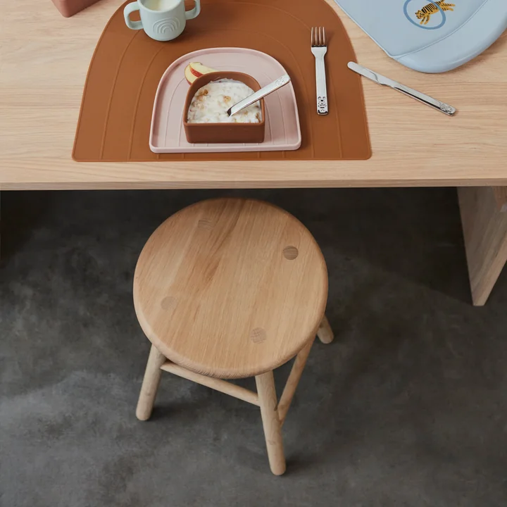 De Moto kruk van OYOY kan dienen als zitplaats voor kinderen.