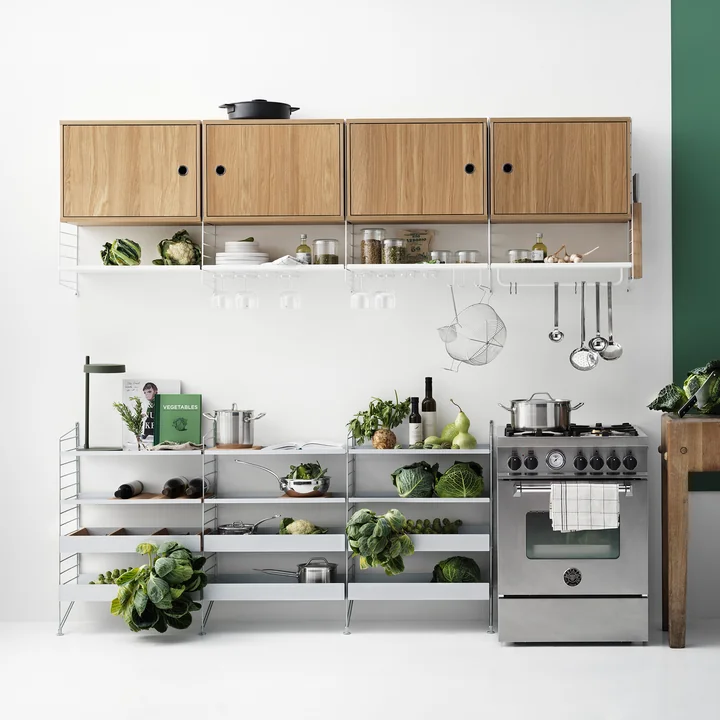 De Pocket wandplank van String als keukenuitvoering