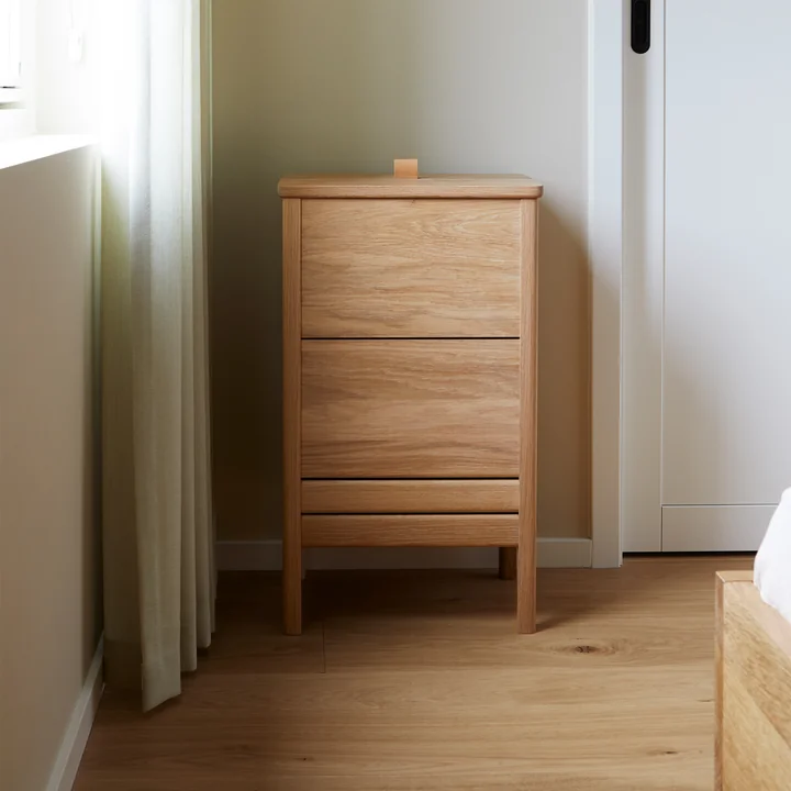 Scandinavische slaapkamer houten wasmand