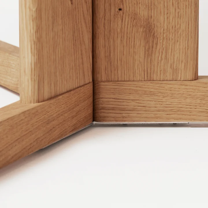 Eiken tafel met drie poten gemaakt van Europees hout