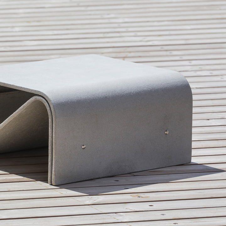 De Sponeck tafel van Eternit op het houten terras