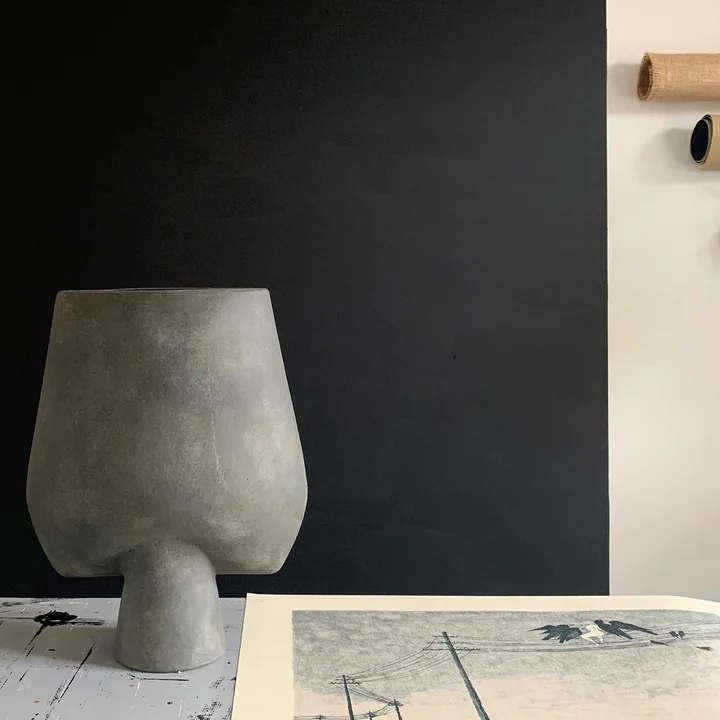 De Sphere vaas van 101 Copenhagen is ontwikkeld door gekwalificeerde keramisten