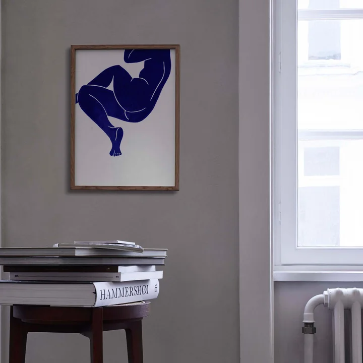 De Linosnede Poster van Paper Collective met levendige blauwe figuur