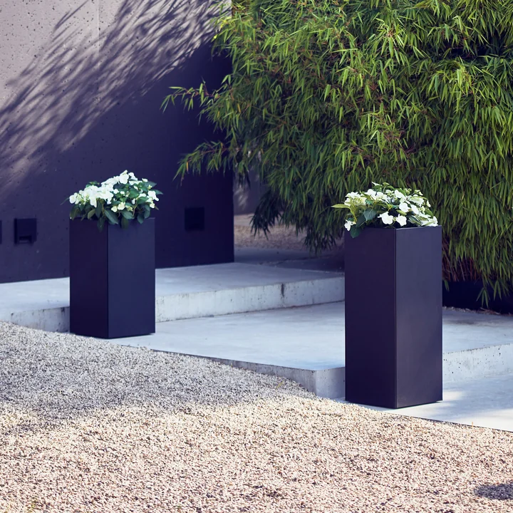 De Planter plantenbakken van Jan Kurtz op een stenen pad.
