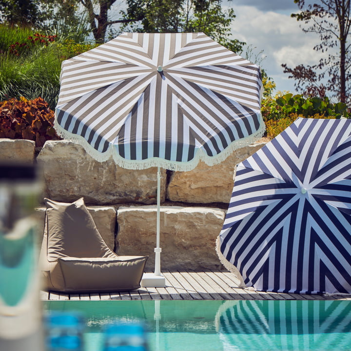 De Retro parasol Ø 200 cm van Jan Kurtz bij het zwembad