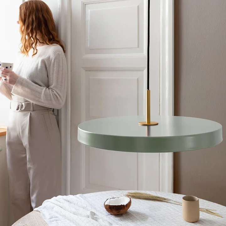 De Asteria Hanglamp van Umage boven de eettafel