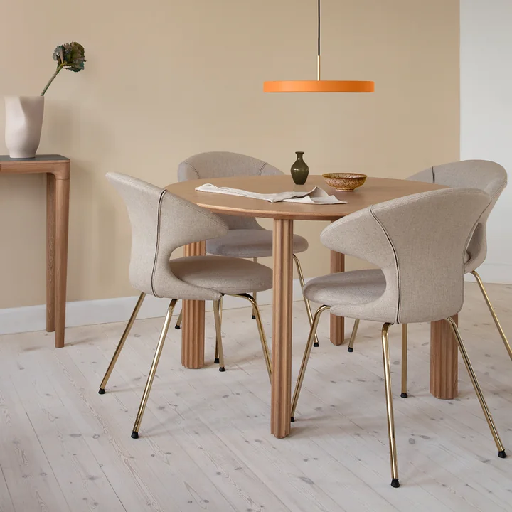 De Comfort Circle eettafel van Umage straalt een subtiele lichtheid uit