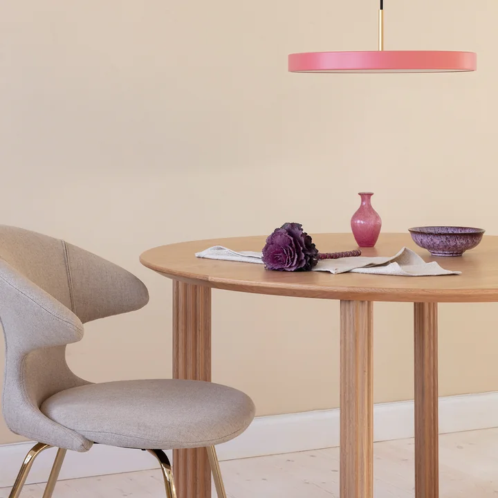 De gebeeldhouwde poten van de Comfort Circle eettafel van Umage