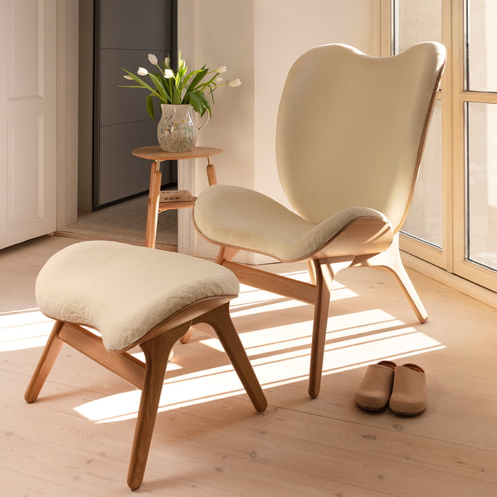 De A Conversation Piece Tall fauteuil en poef van Umage nodigen je uit om te ontspannen.