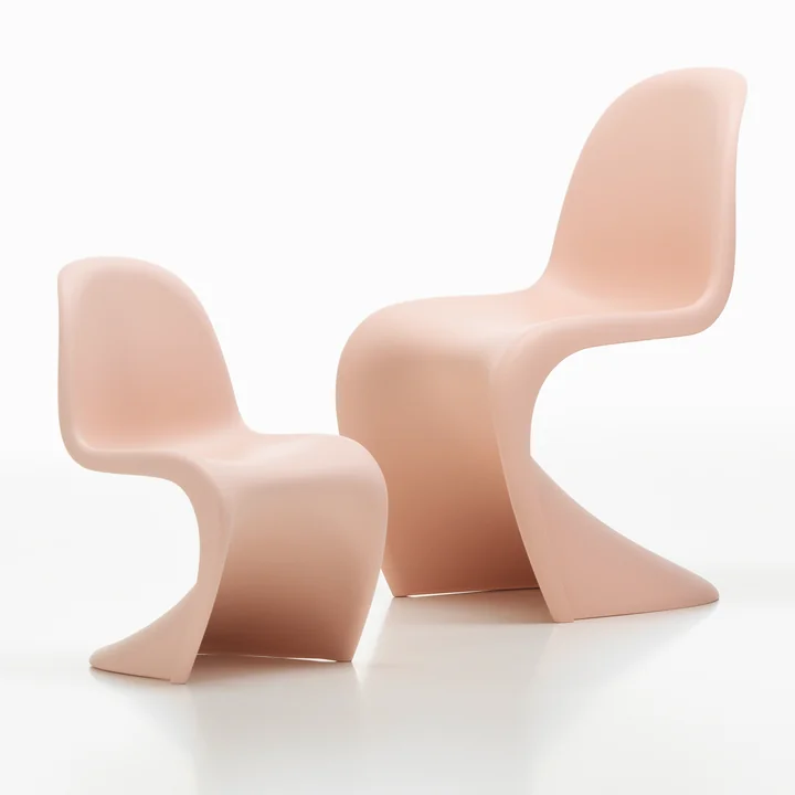 Panton Junior naast de Panton Chair van Vitra
