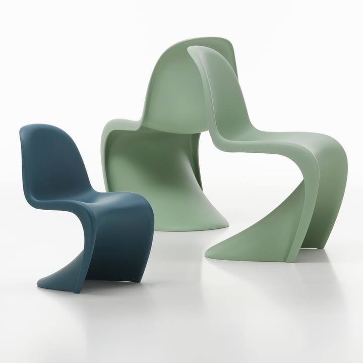 Panton Junior naast de Panton Chair van Vitra