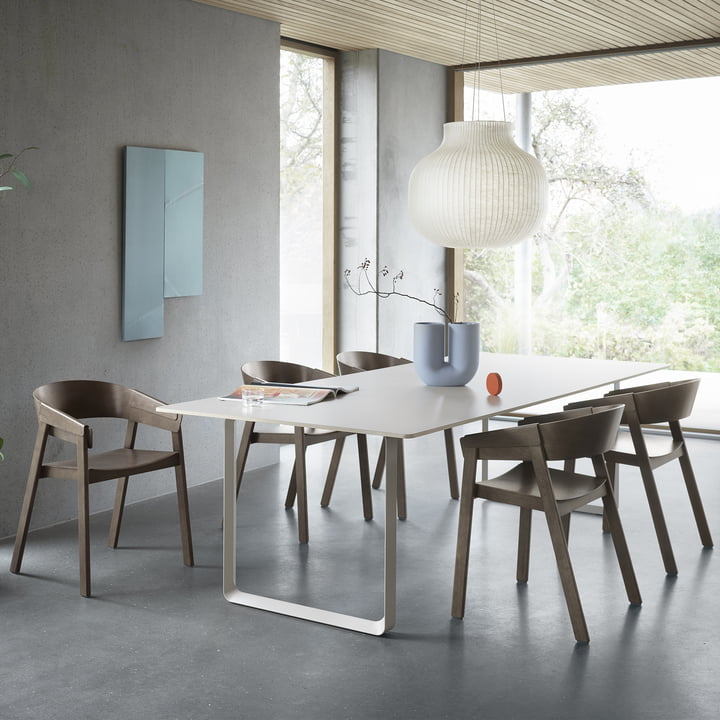 Verschillende beklede fauteuils van Muuto aan een grote, lichte tafel