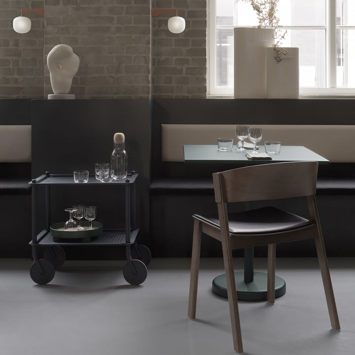 Flow Muuto De bijzetwagen met de Linear Steel tafel en de Cover bijzetstoel van in het restaurant