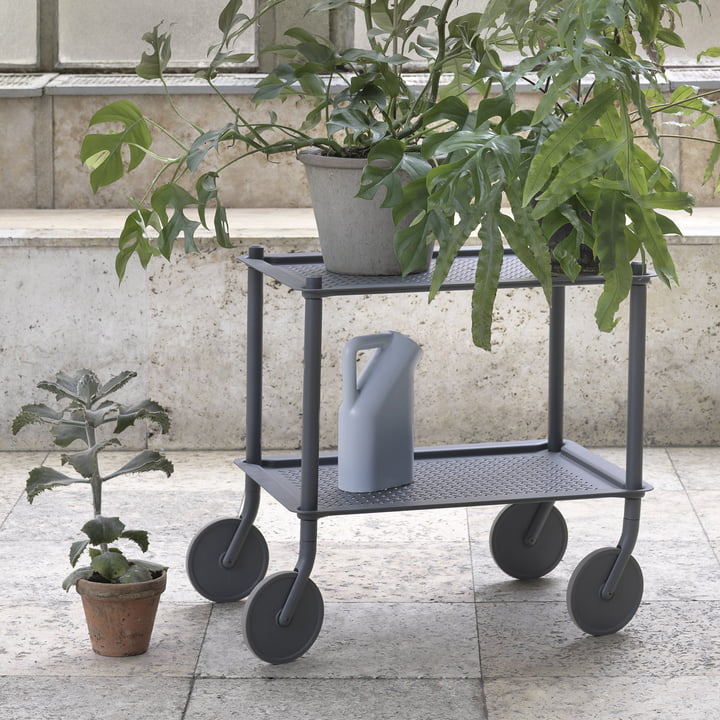 Flow Muuto De zijtrolley van met planten en gieter