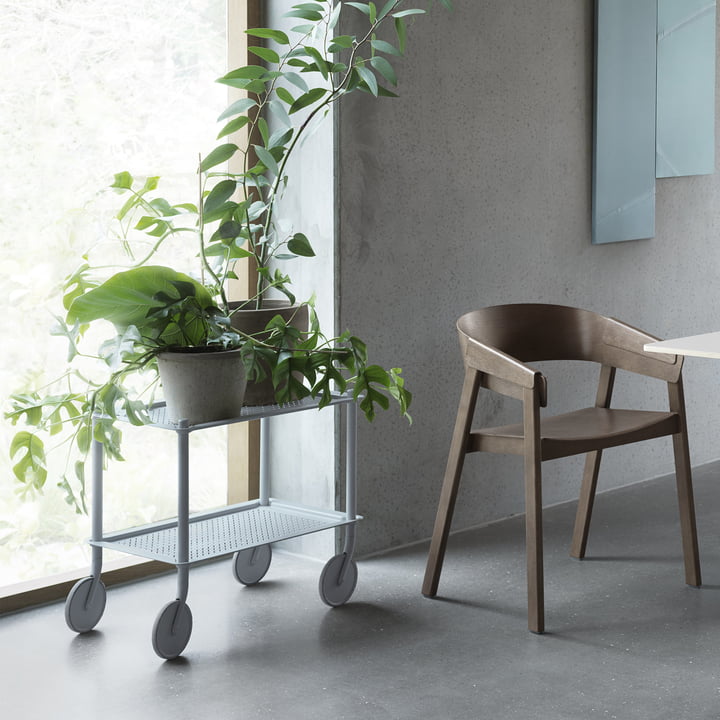 Flow Muuto De zijtrolley en de Cover fauteuil van