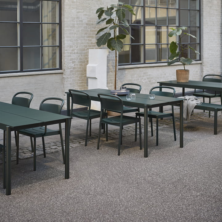 De Linear Steel Table and Side Chair van Muuto op een openbaar terras.