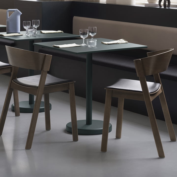 De Linear Steel tafel en de Cover Side Chair van Muuto in het restaurant