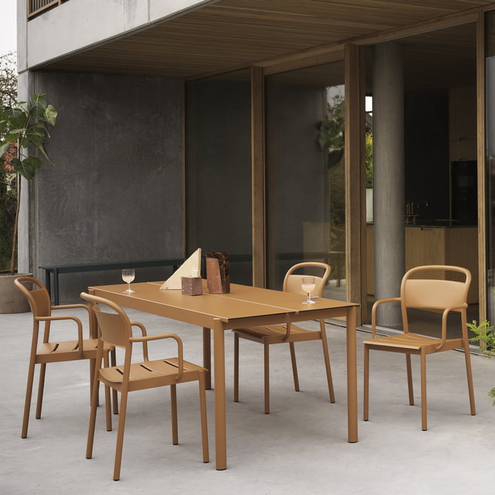 De Linear Steel fauteuils van Muuto bij de grote Linear Steel tafel in burnt orange