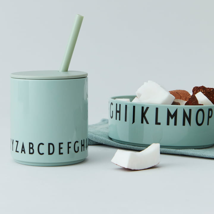 De Eat & Learn Tritan beker en kom van Design Letters met snacks