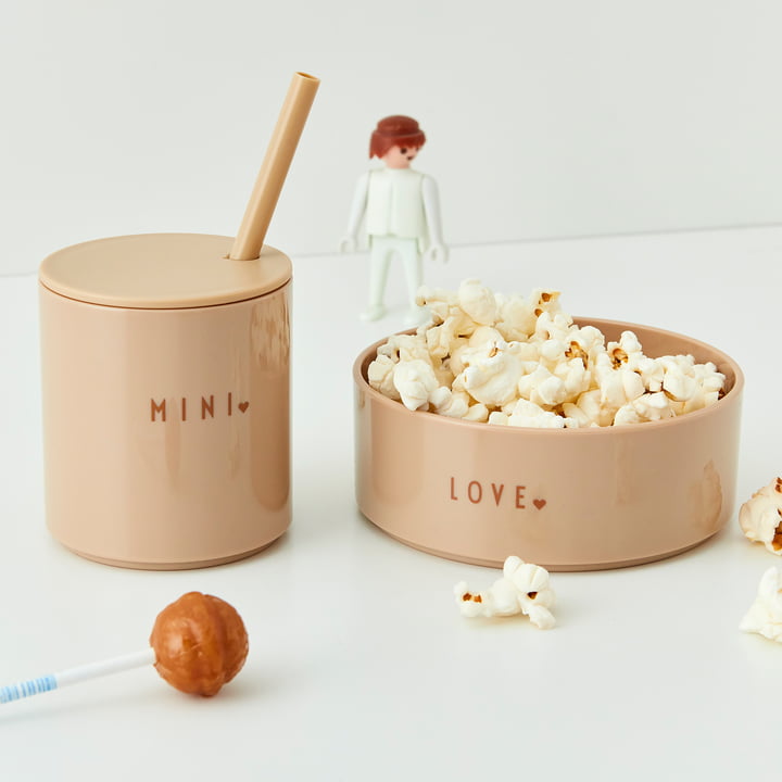 De AJ Mini Favourite Tritan beker en kom van Design Letters met popcorn