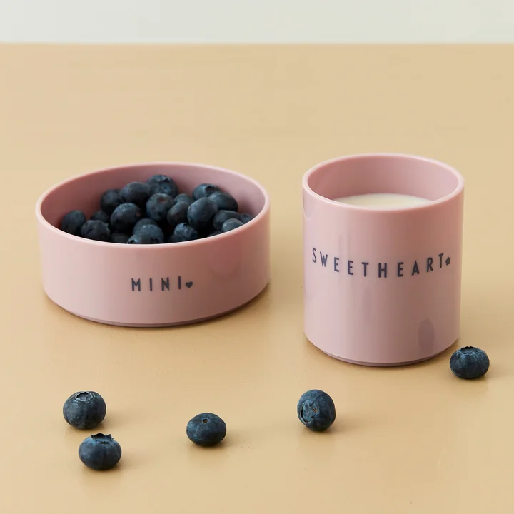 De AJ Mini Favourite Tritan servies van Design Letters tovert een glimlach op je gezicht