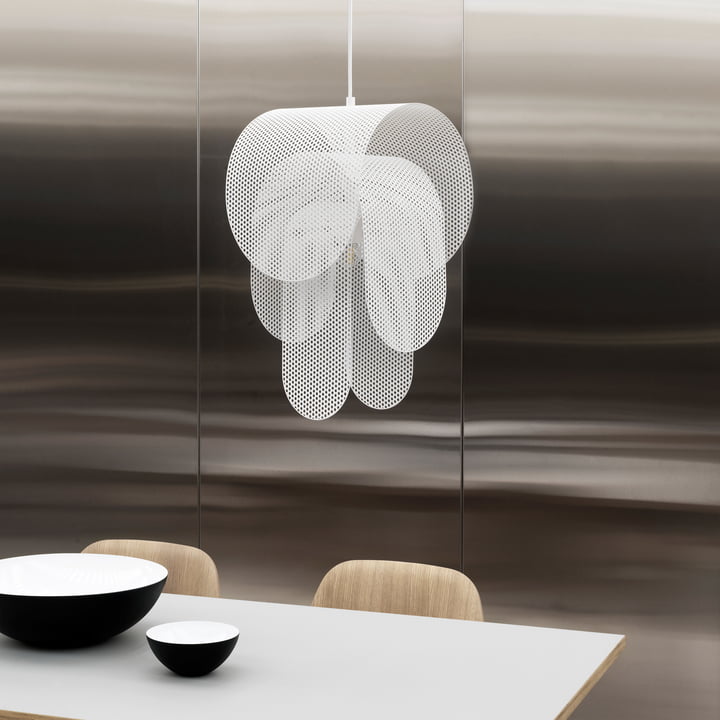 De Superpose hanglamp van Normann Copenhagen boven een eettafel