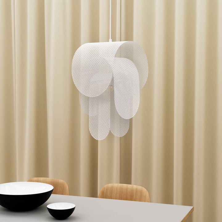 De Superpose pendelarmatuur van Normann Copenhagen lijkt halftransparant.