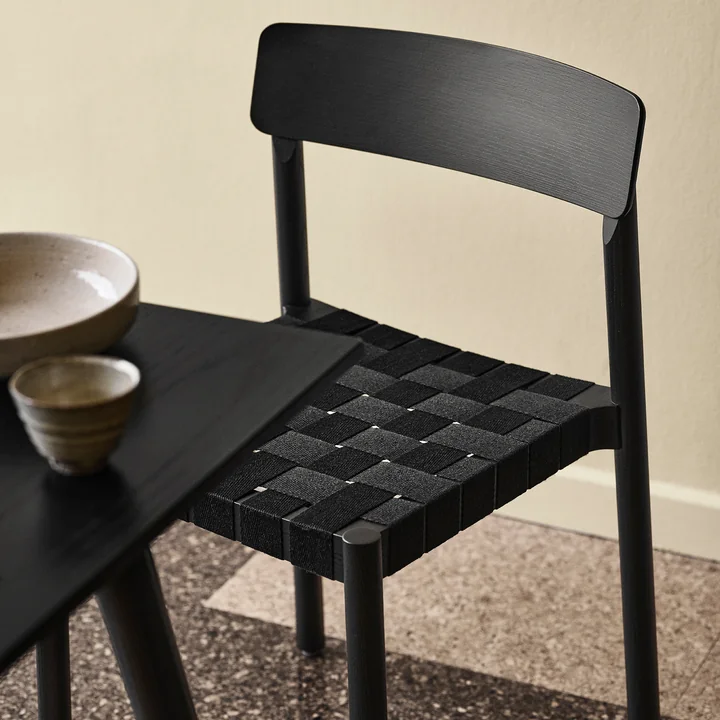 De diepzwarte, elegante stoel Betty TK1 van & Tradition