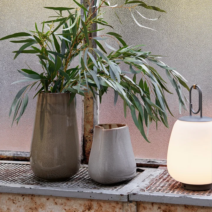 De Collect keramiek vazen van & Tradition met een groen struikje