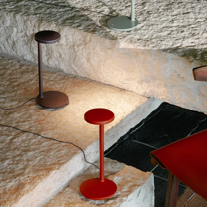 De krachtige Oblique LED tafellamp van Flos is perfect voor op kantoor