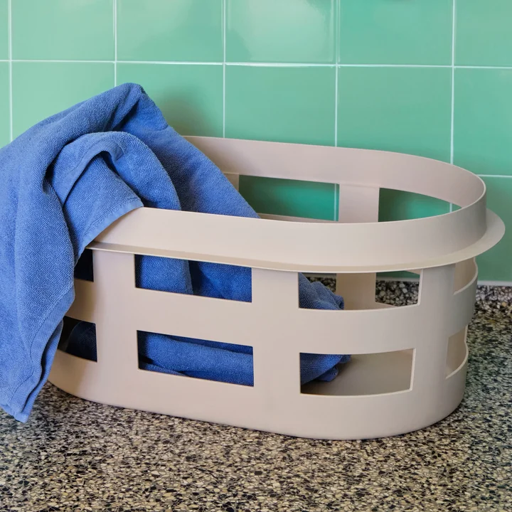 De delicate nougatkleur van de Basket opbergmand van HAY