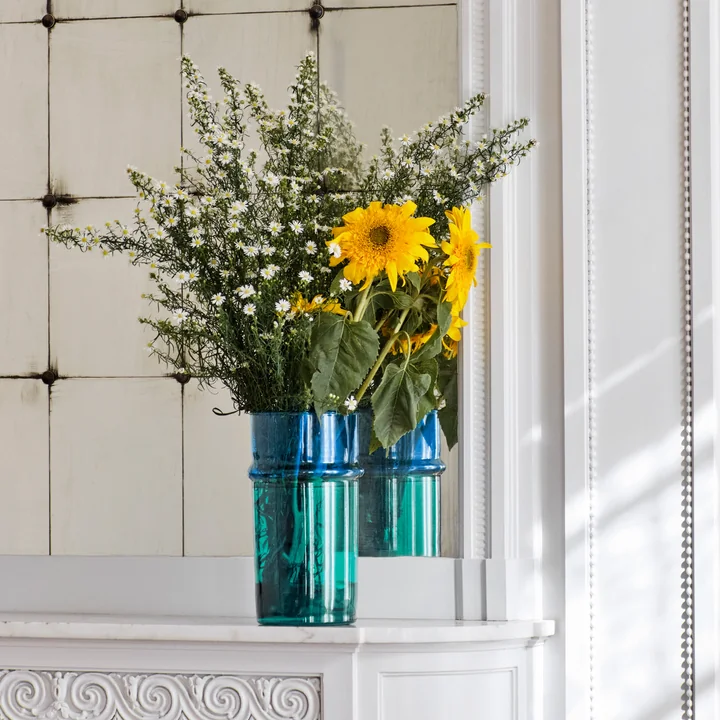 De blauwgroene Marokkaanse vaas van HAY met gele bloemen