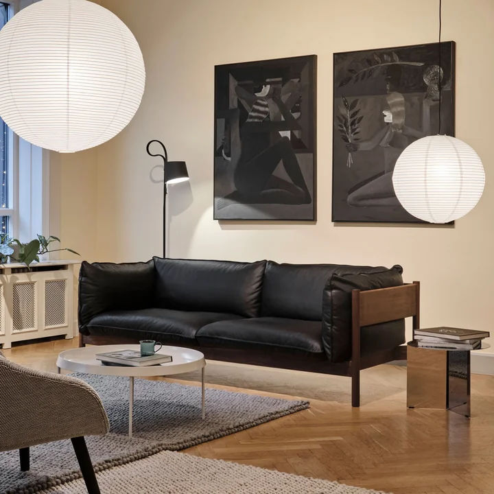 De lampenkap Rice Paper van HAY geeft de woonkamer een lichte uitstraling.