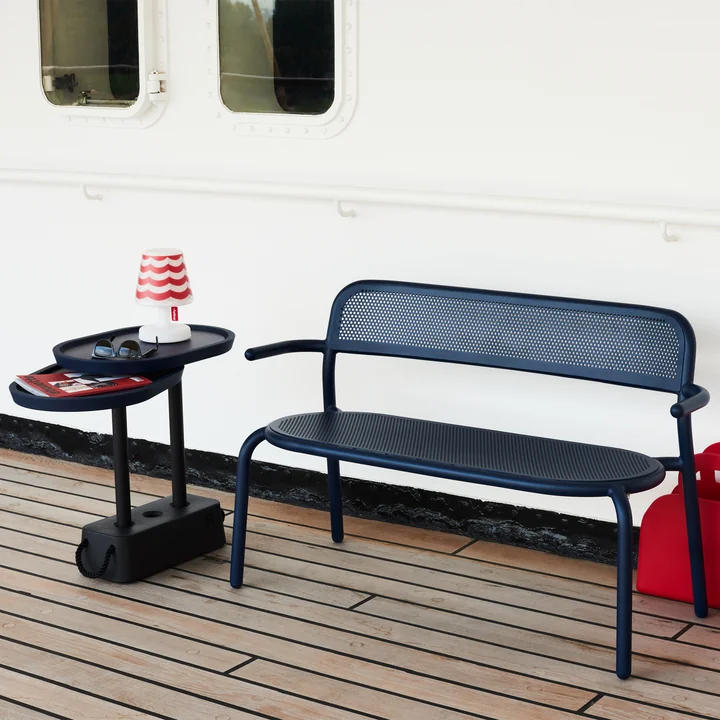 De bakstenen bijzettafel naast de Toní bank van Fatboy