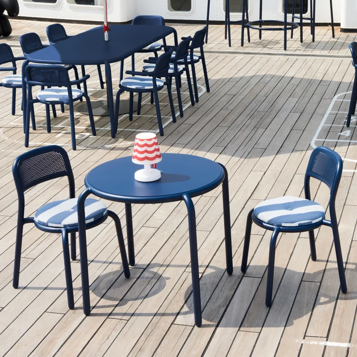 De Toní meubels van Fatboy met zitkussens op een houten terras