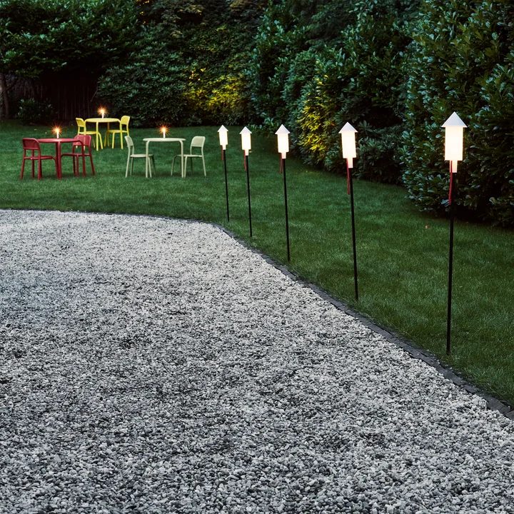 De Prêt a Racket zonnelamp van Fatboy langs een grindpad.