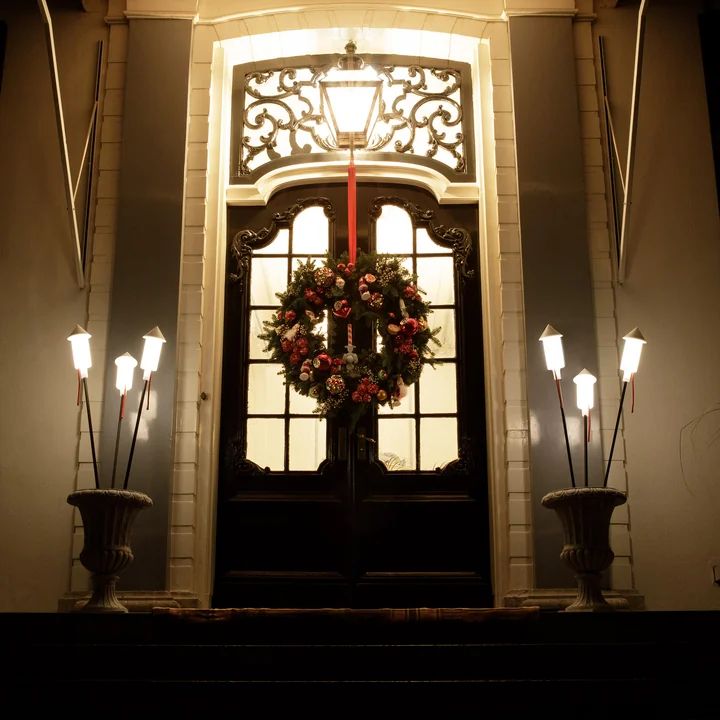 De Prêt a Racket zonnelamp van Fatboy bij de ingang van het huis