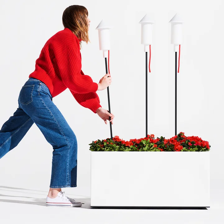 De Prêt a Racket zonnelamp van Fatboy in een grote pot met aarde